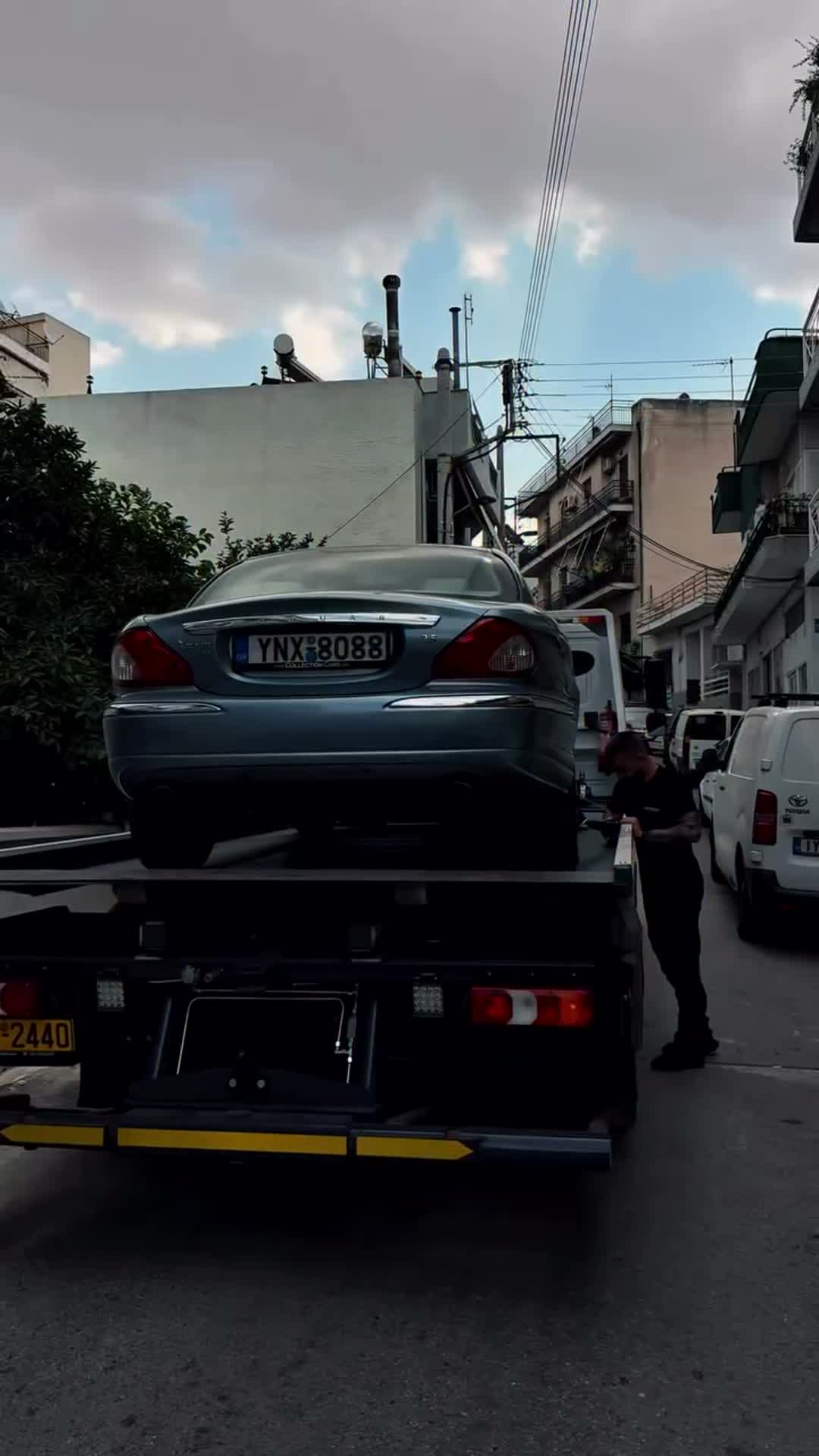 Κλασικό αυτοκίνητο σε μεταφορά