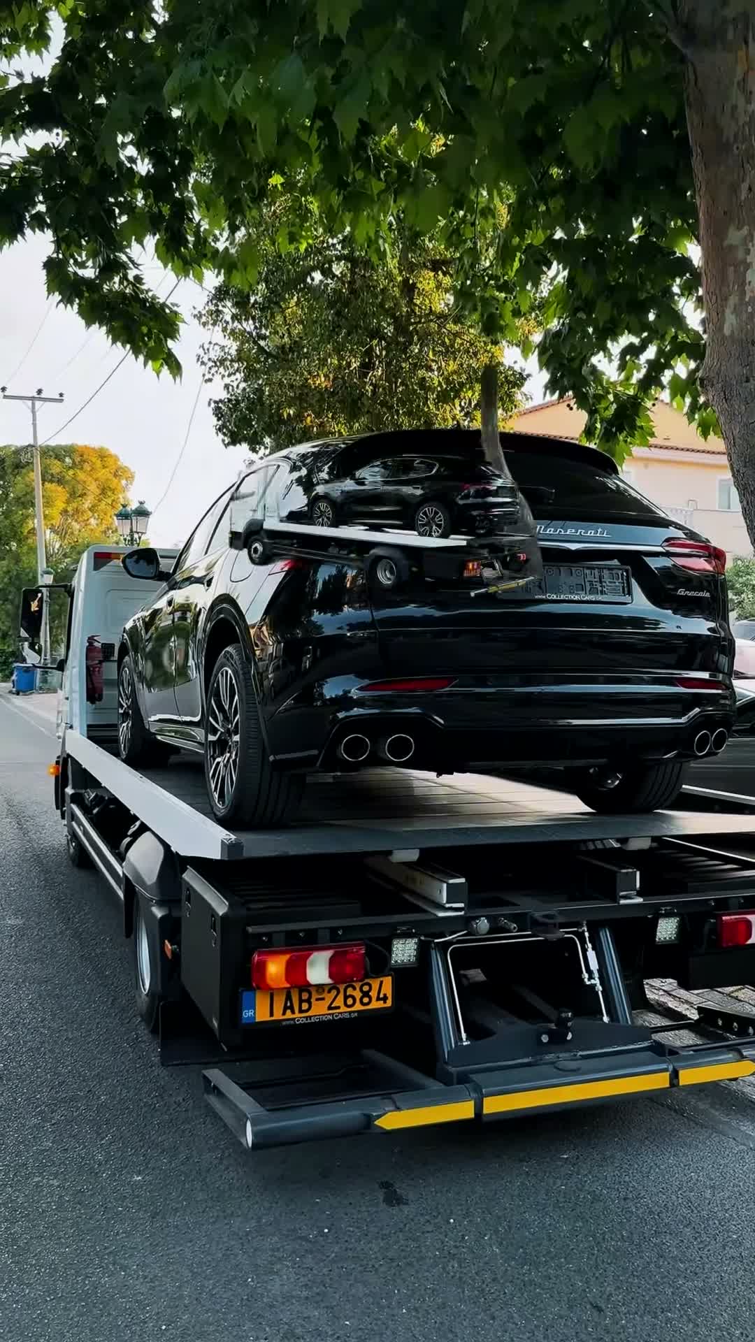 Luxury sedan σε μεταφορά