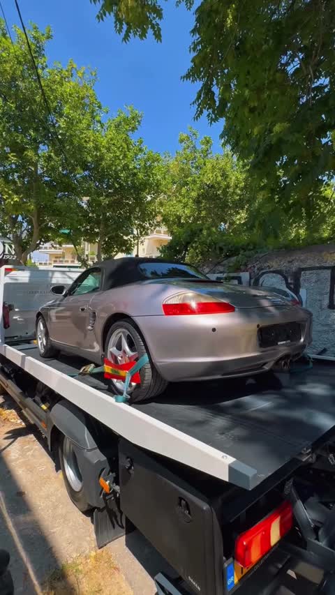 Χαμηλό όχημα σε μεταφορά